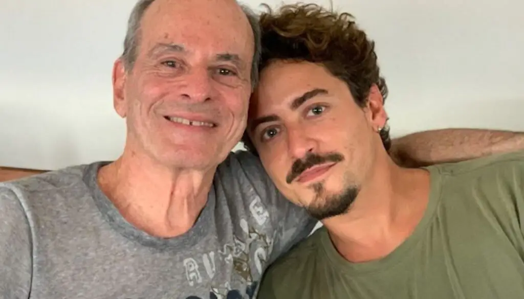 Ney Matogrosso ao lado do ator Jesuíta Barbosa, que o interpretará no filme "Homem com H" (Crédito da foto: Reprodução/Instagram @neymatogrosso)