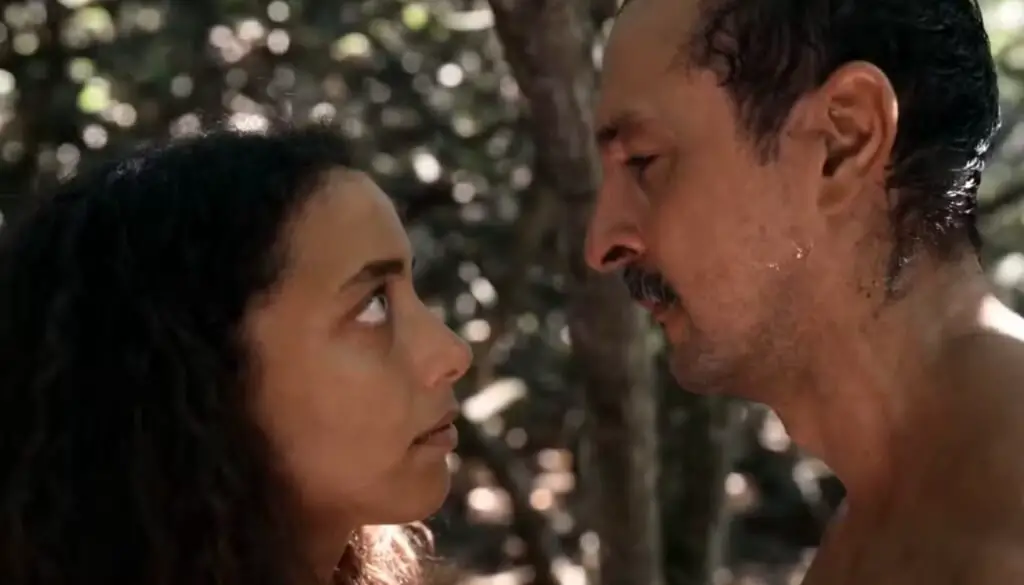 "Renascer": Tião Galinha (Irandhir Santos) e Joana (Alice Carvalho) (Crédito: Reprodução/Globoplay)