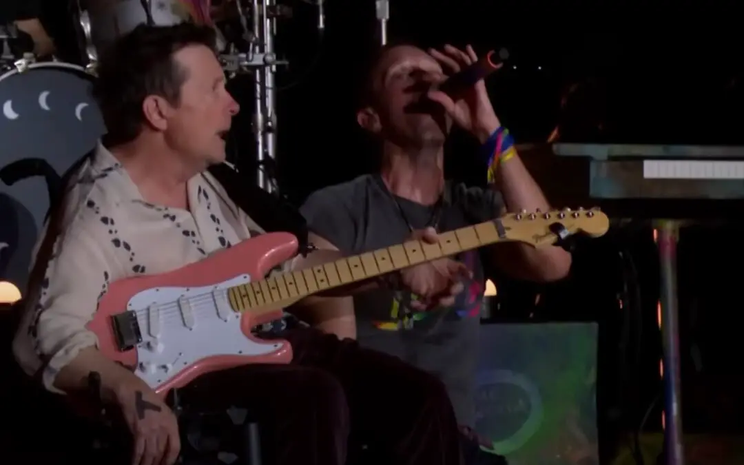 Com Parkinson, Michael J. Fox toca com Coldplay para multidão e emociona: vídeo é de arrepiar