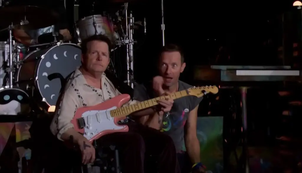 Michael J. Fox se apresenta com Coldplay no Glastonbury (Crédito: Reprodução/YouTube BBC Music)