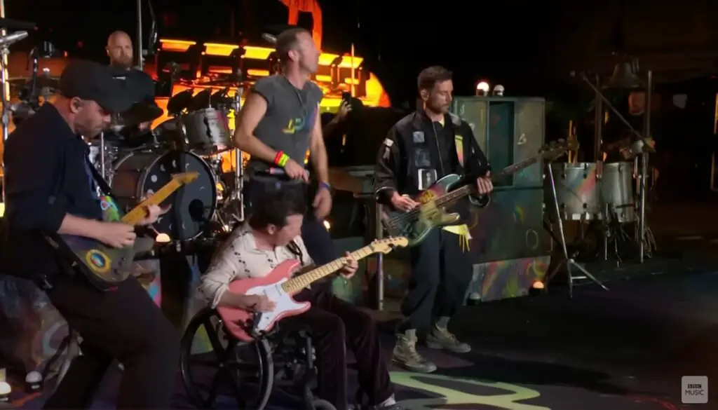 Michael J. Fox se apresenta com Coldplay no Glastonbury (Crédito: Reprodução/YouTube BBC Music)