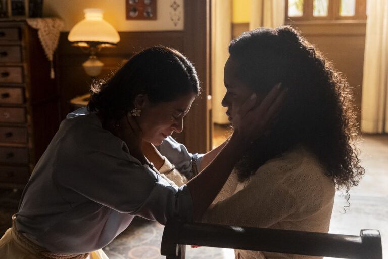 Em "Garota do Momento", Clarice (Carol Castro) se lembra de Beatriz (Crédito: Divulgação/Globo)