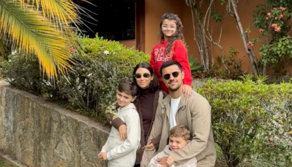 Felipe Simas, esposa Mariana Uhlmann e filhos (Crédito: Reprodução / @felipessimas)