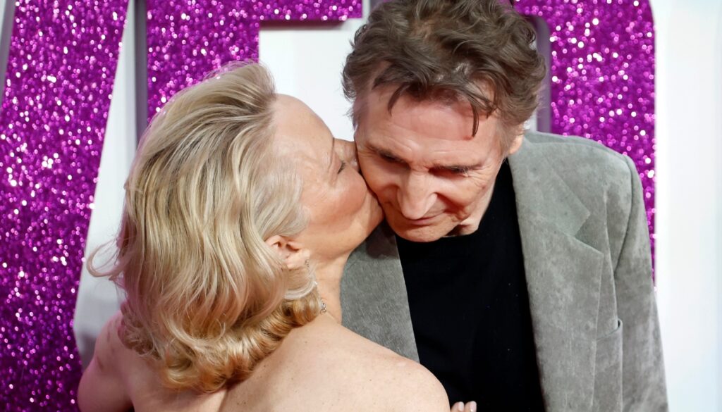 Pamela Anderson e Liam Neeson