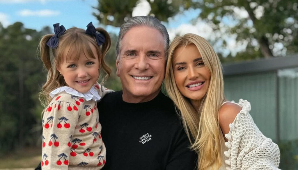 Roberto Justus e Ana Paula Siebert com a filha, Vicky, em foto publicada em agosto de 2025