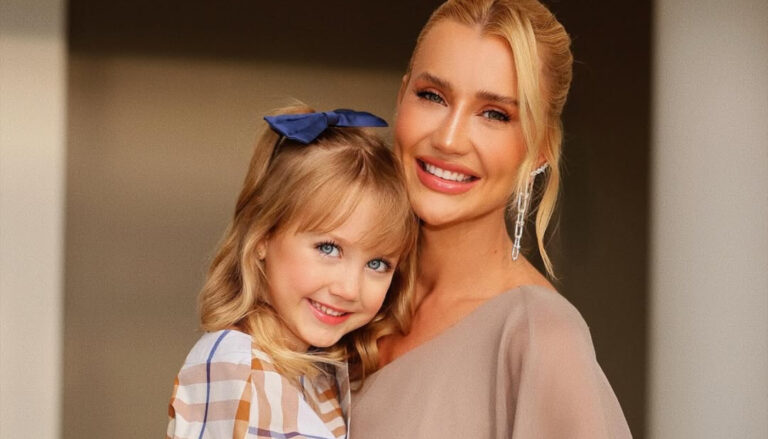 Ana Paula Siebert Justus e a filha, Vick, aos 5 anos