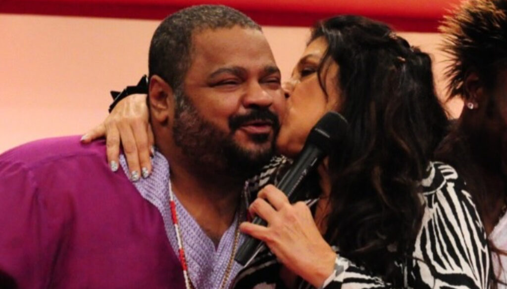 Regina Casé presta homenagem a Arlindo Cruz