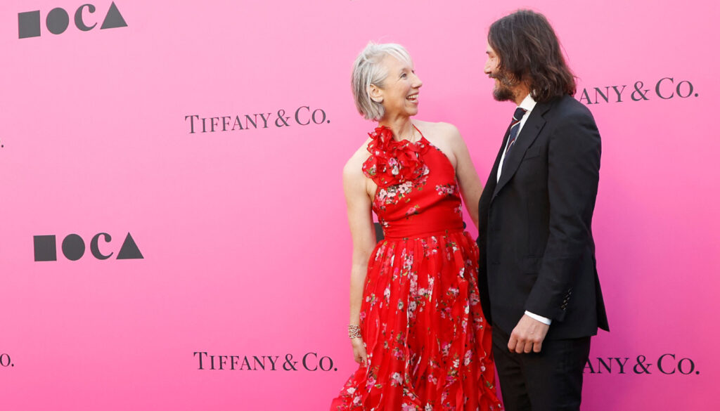 Artista Plástica Alexandra Grant e o ator Keanu Reeves em abril de 2023.