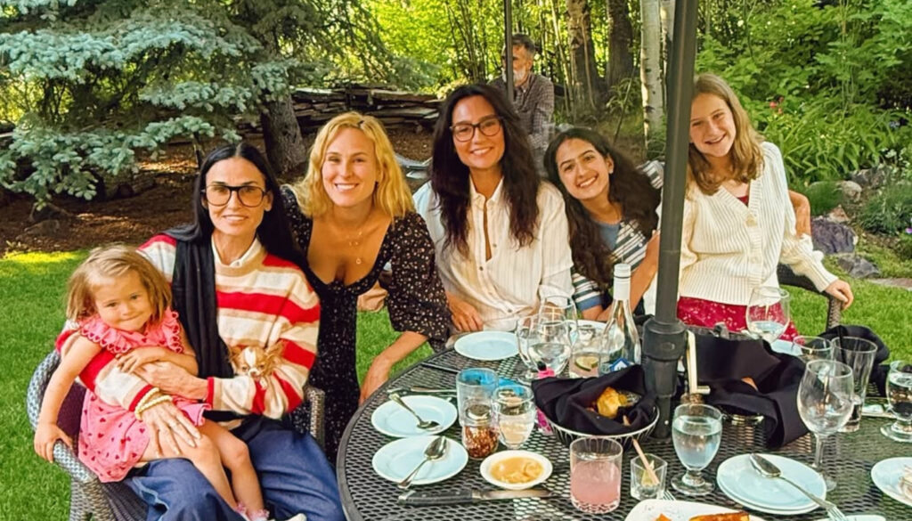 Demi Moore, Emma e as filhas e neta de Bruce Willis; foto publicada em junho de 2025