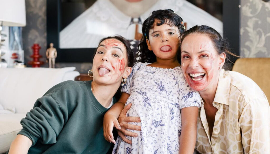 Carolina Ferraz e as filhas Valentina e Isabel