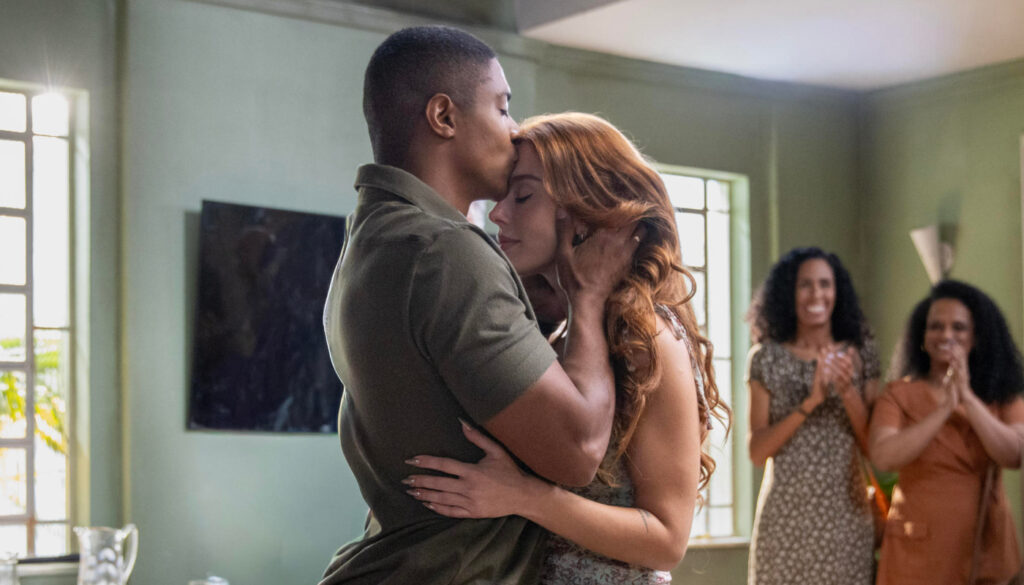 Kami (Giovanna Lancellotti) e Marlon (Humberto Morais) ficam noivos em "Dona de Mim"