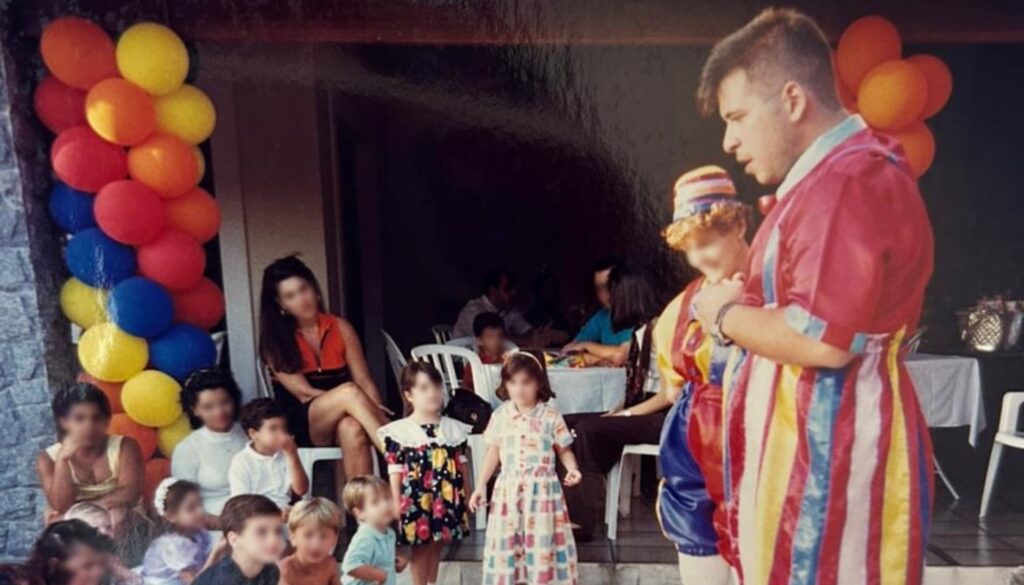 Leandro Hassum de palhaço em festa infantil na década de 90. Foto publicada em 17/05/25