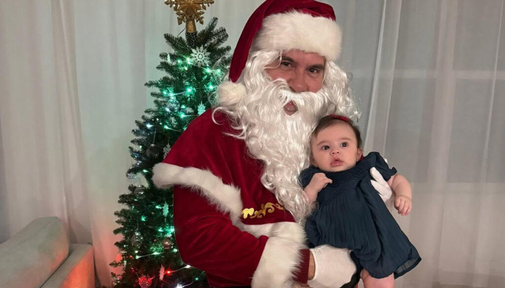 Leandro Hassum vestido de Papai Noel e com a neta, Aurora, em foto publicada em 25 de dezembro de 2024