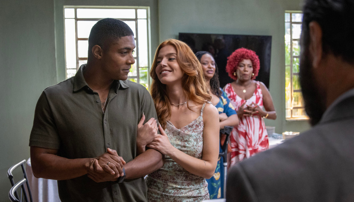 Kami e Marlon (Giovanna Lancellotti e Humberto Morais) ficam noivos em "Dona de Mim"