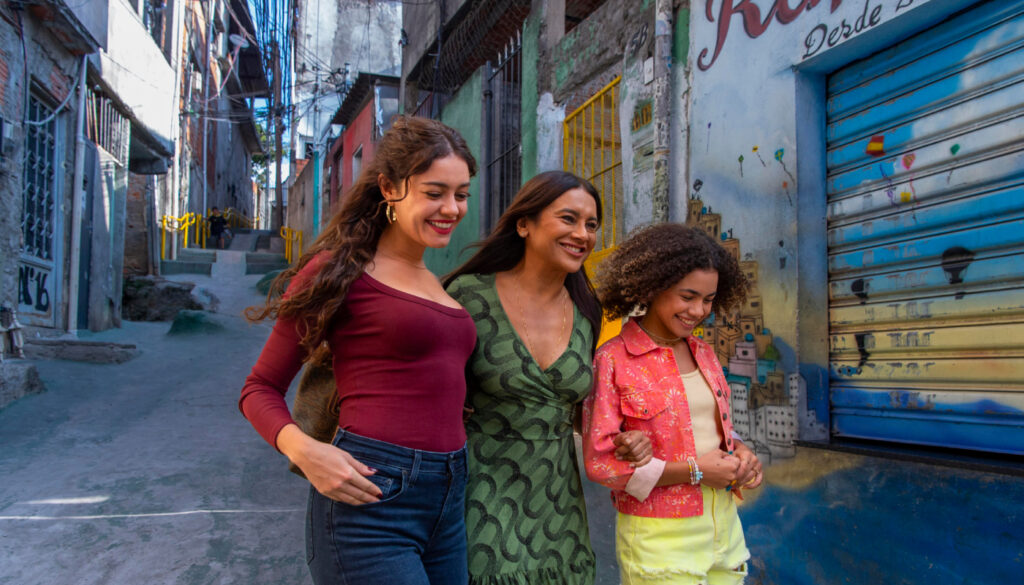 Gerluce (Sophie Charlotte), Lígia (Dira Paes) e Joélly (Alana Cabral) em "Três Graças"