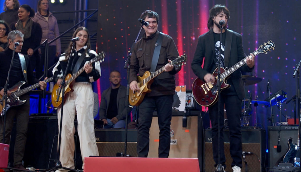 Samuel Rosa e os filhos no "Altas Horas". (Créditos: Reprodução / Globo)