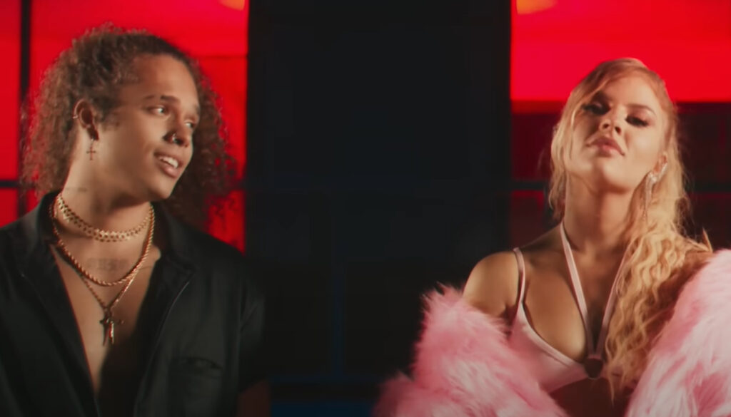 Luísa Sonza e Vitão no clipe "Flores"