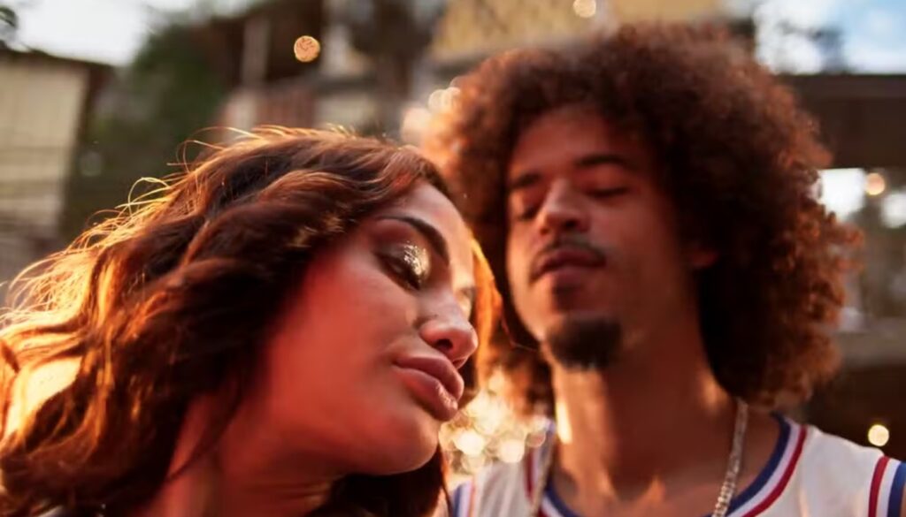 Azzy e Ryan em "Dona de Mim"