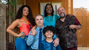 Ninguém aguenta a família do porteiro de "Três Graças": qual é a história deles?