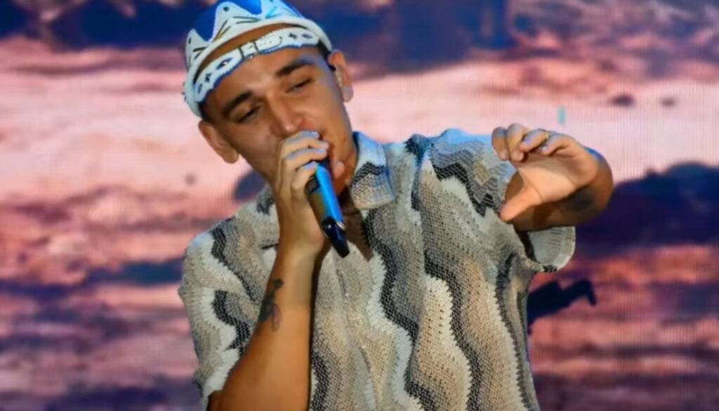 João Gomes faz homenagem a professores em show