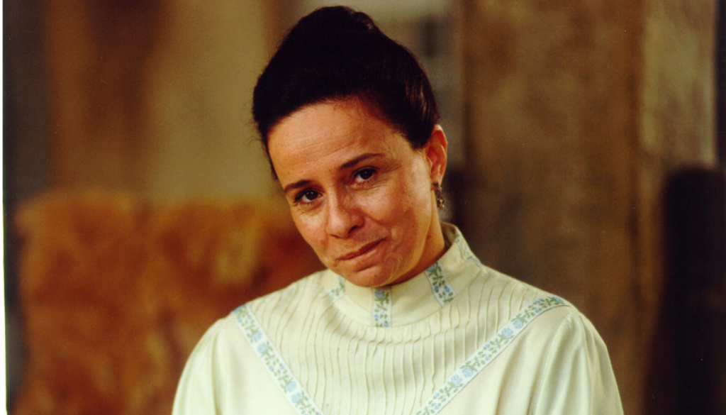 Maria do Socorro de "Terra Nostra". (Créditos: Reprodução / Globo)