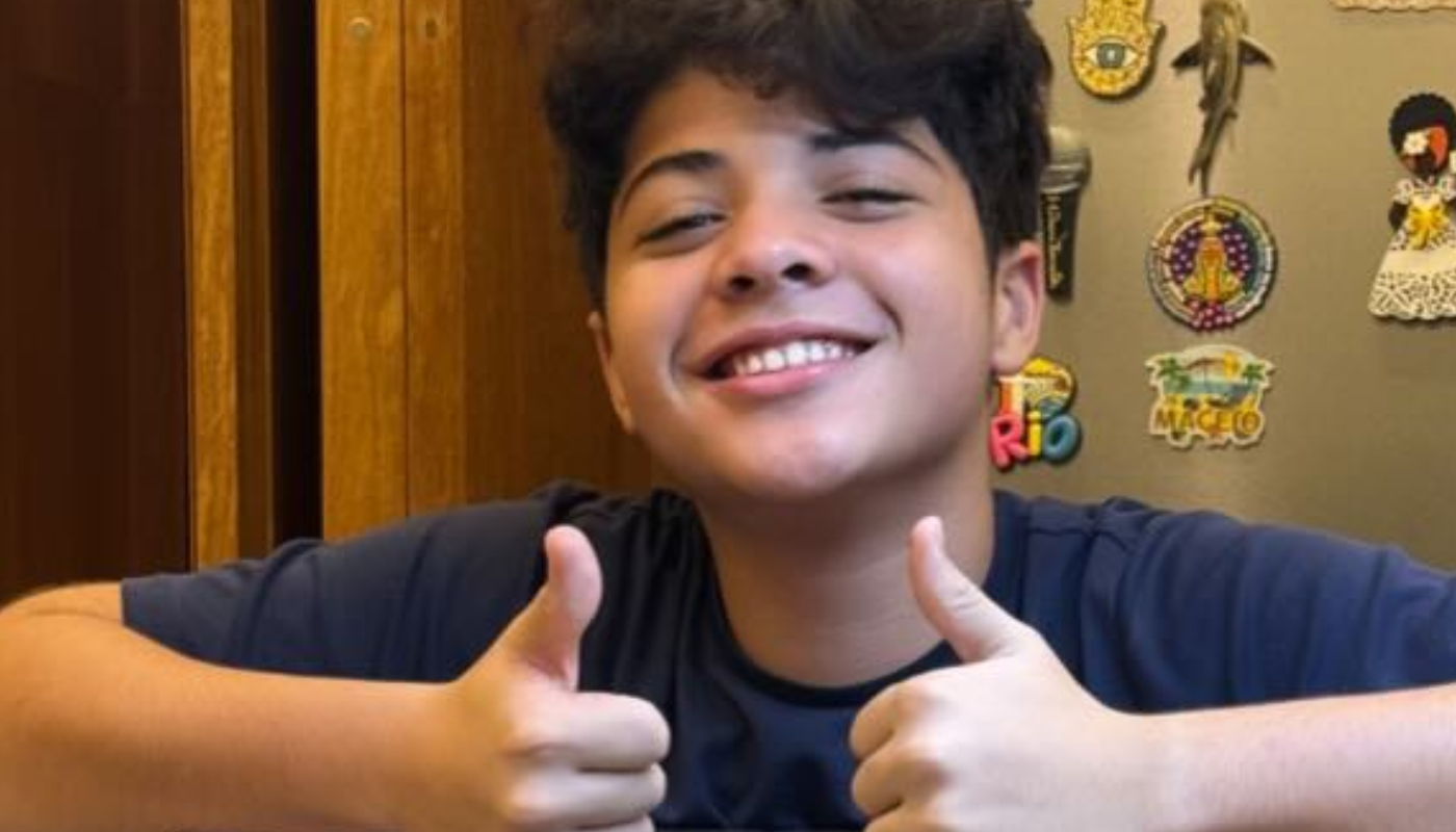 Yhudy, filho de Safadão e Mileide Mihaile, aparece sorridente após cirurgia no crânio; foto de outubro/2025