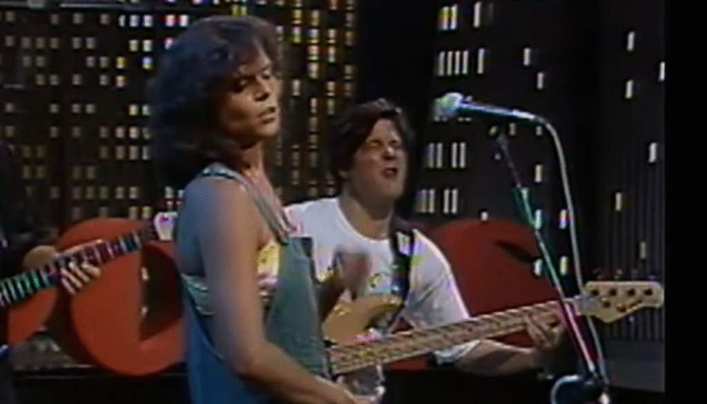 Tavinho Fialho com Cássia Eller. (Créditos: Reprodução / YouTube TV Cultura)