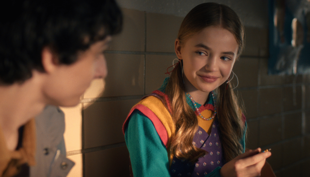 Nell Fisher interpreta Holly. (Créditos: Reprodução / Netflix)