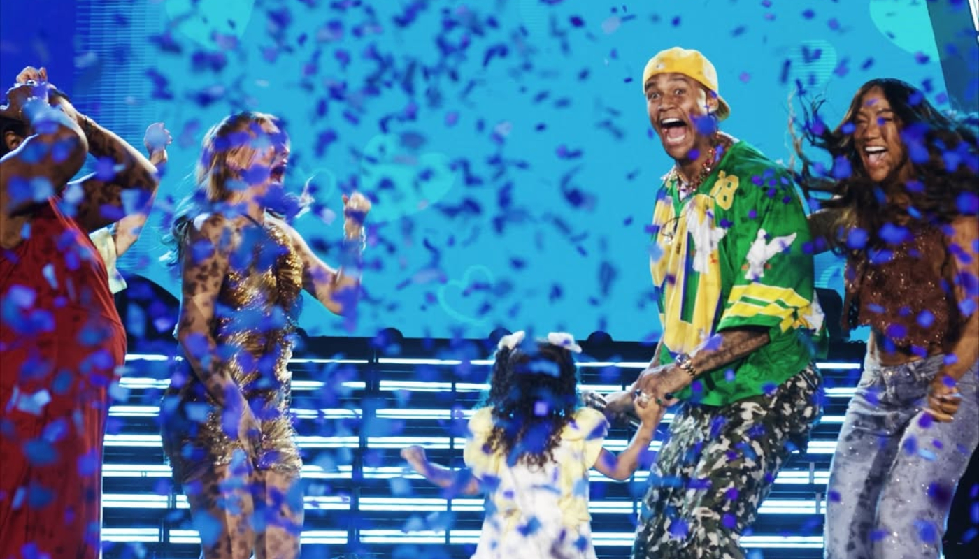 Lore Improta descobre sexo do bebê ao vivo em show de Leo Santana