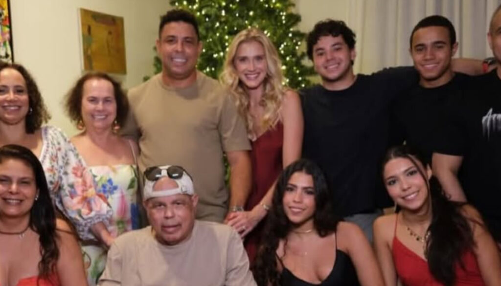 Foto em família de Ronaldo mostra genética forte da família
