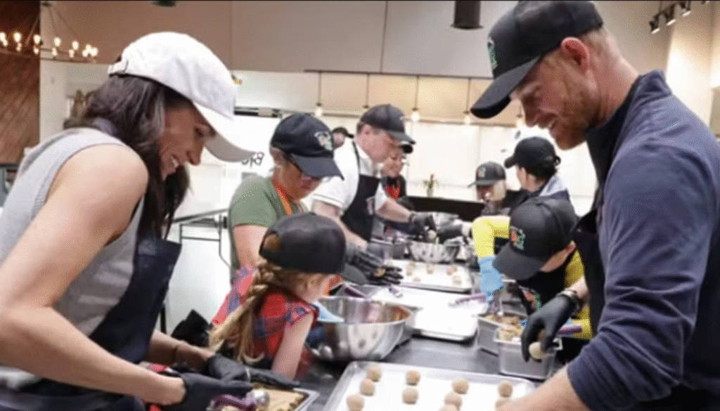 Harry e Meghan com os filhos. (Créditos: Reprodução / Duke e Duchess of Sussex)