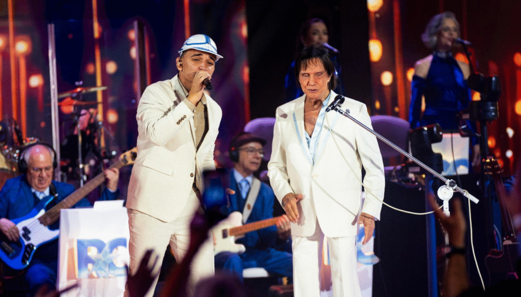 João Gomes e Roberto Carlos no especial de Natal. (Créditos: Reprodução / Globo / Victor Soares)