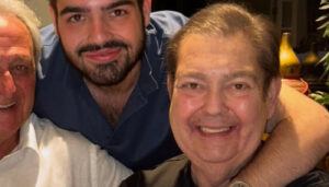 Faustão aparece em foto de Natal com o filho