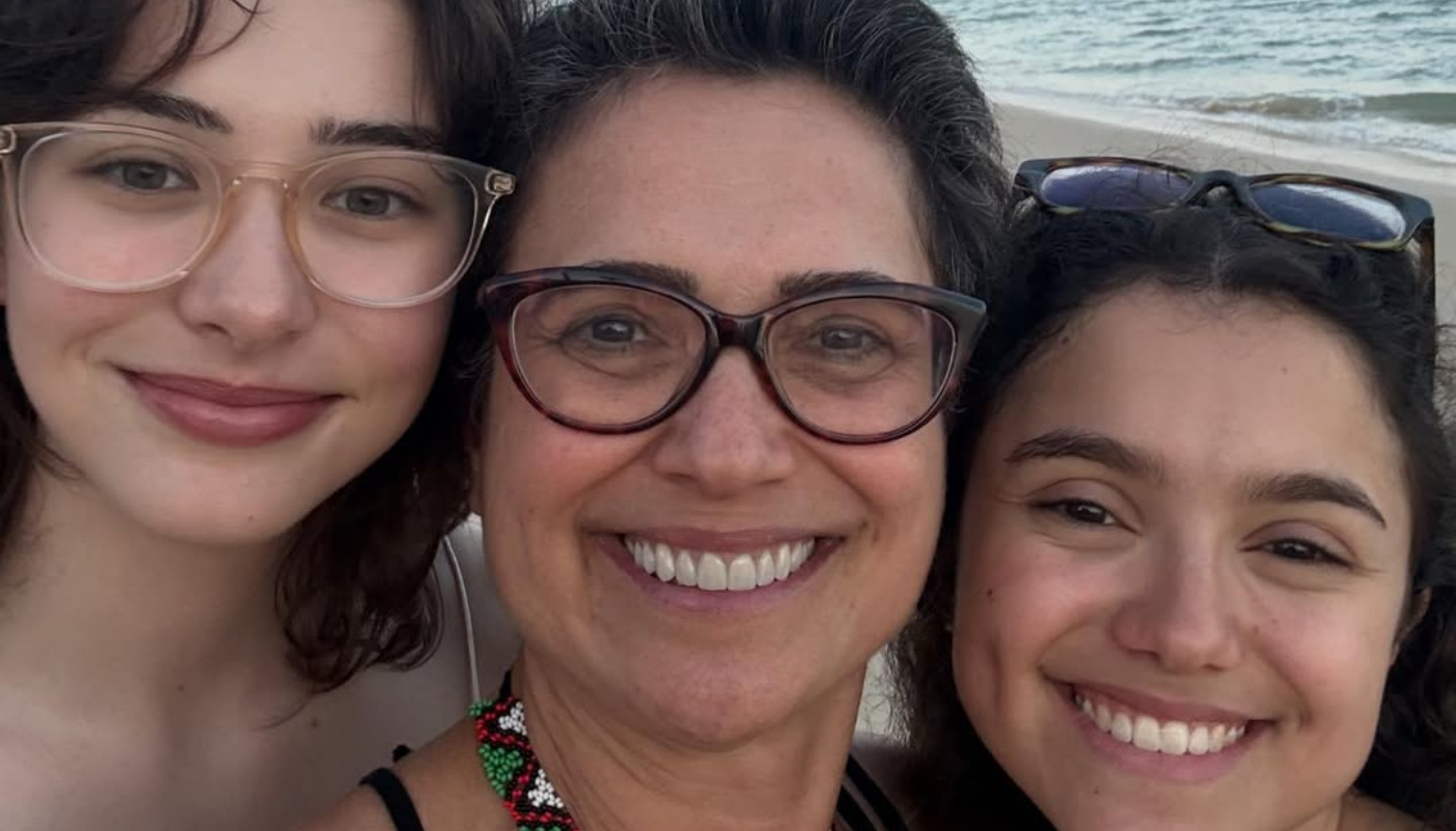 Sandra Annenberg se despede da filha e nora, que moram nos EUA
