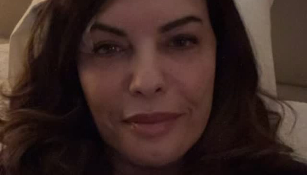 Uma simples toalha no chão em um banheiro molhado fez Márcia Goldschmidt sofrer acidente doméstico perigoso