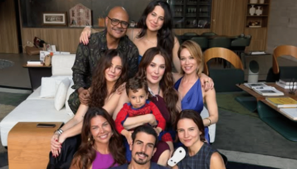 Claudia Raia e seus filhos, biológicos e fictícios. (Créditos: Reprodução / Instagram @claudiaraia)