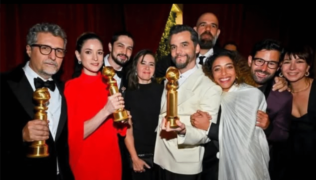 Sandra ao lado da equipe de "O Agente Secreto". (Créditos: Reprodução / Instagram @kleber_mendonca_filho)