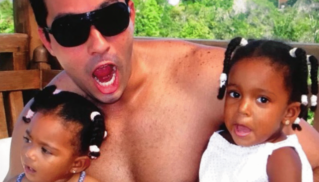 Paulo Mesquita com as filhas de Glória Maria. (Créditos: Reprodução / Instagram @paulopelemesquita)