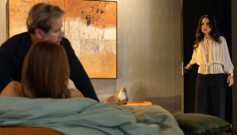 Zenilda finalmente pega Ferette e Arminda no flagra