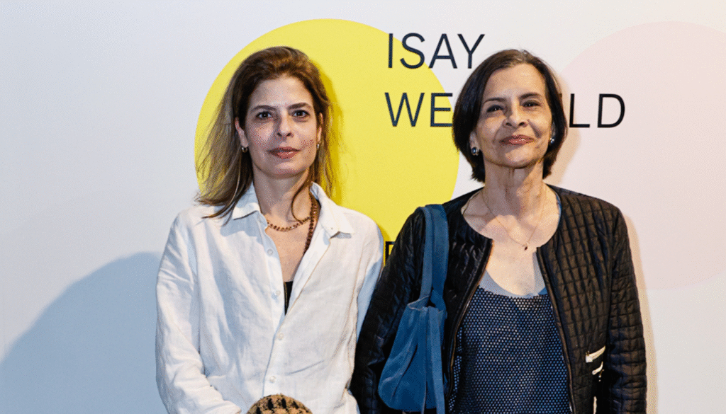 Marina Lima surge ao lado da esposa. (Créditos: Reprodução / Van Campos / AgNews)