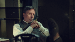 John Beckett (Tim Roth). (Crédito: Reprodução / Robert Viglasky / Netflix)