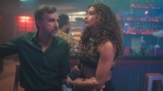 Ademir (Charles Fricks) e Flor (Letícia Laranja)