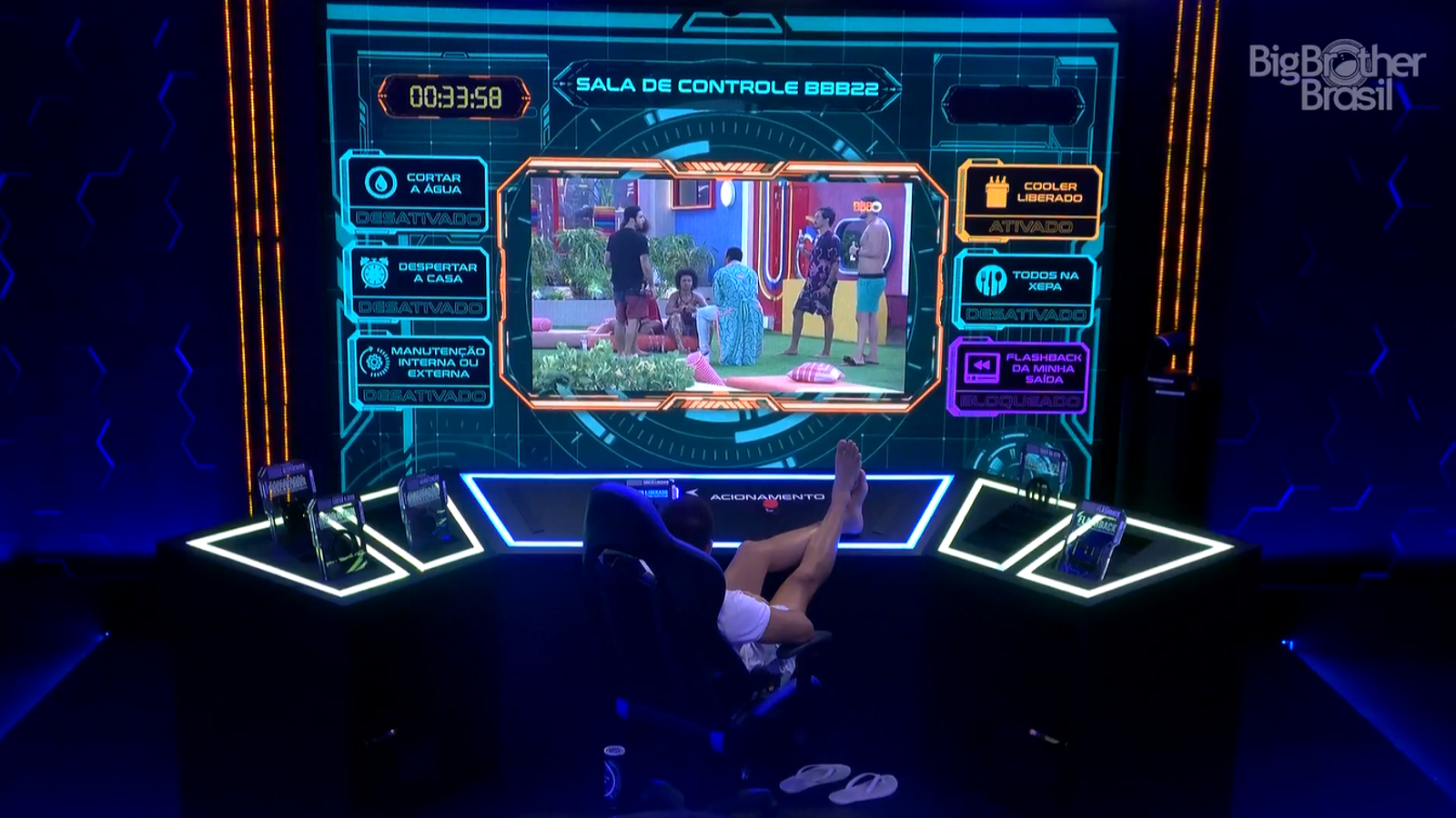 Arthur Aguiar observa os brothers do Quarto Secreto do BBB22