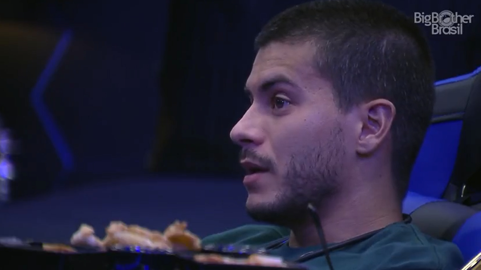 Arthur Aguiar observa os brothers do quarto secreto