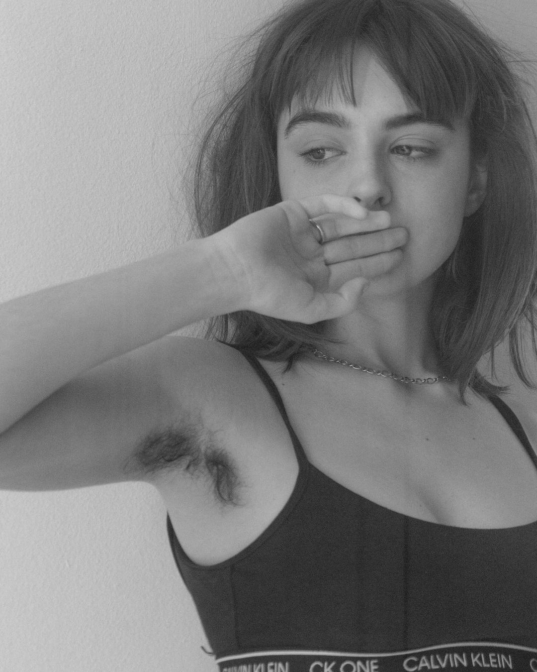 Bel Moreira deixa pelos nas axilas à mostra