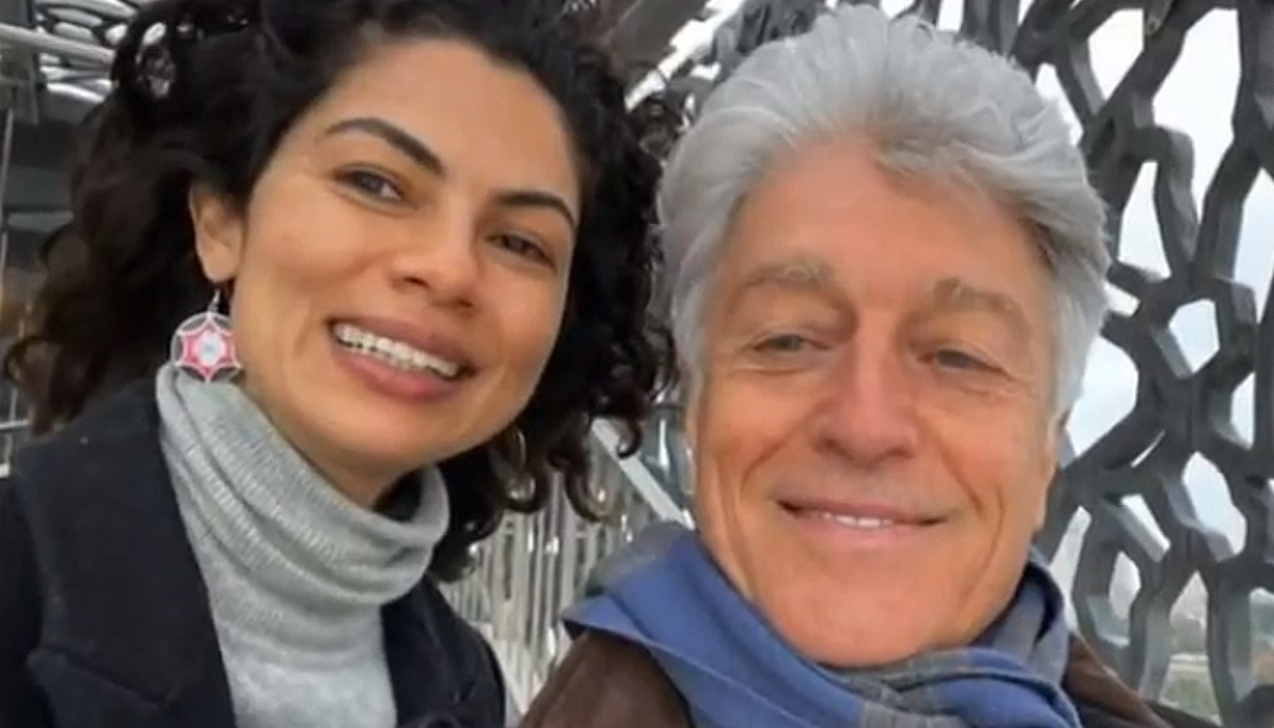 Caco Barcellos e a namorada, Carla Tilley