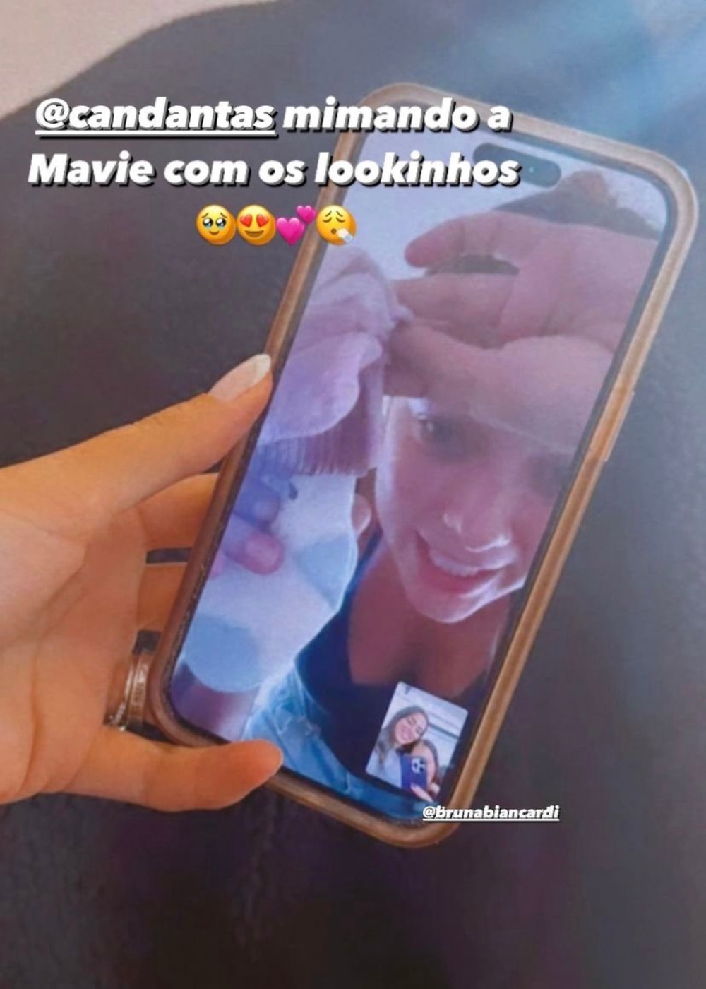 Carol Dantas e Bruna Biancardi em chamada de vídeo