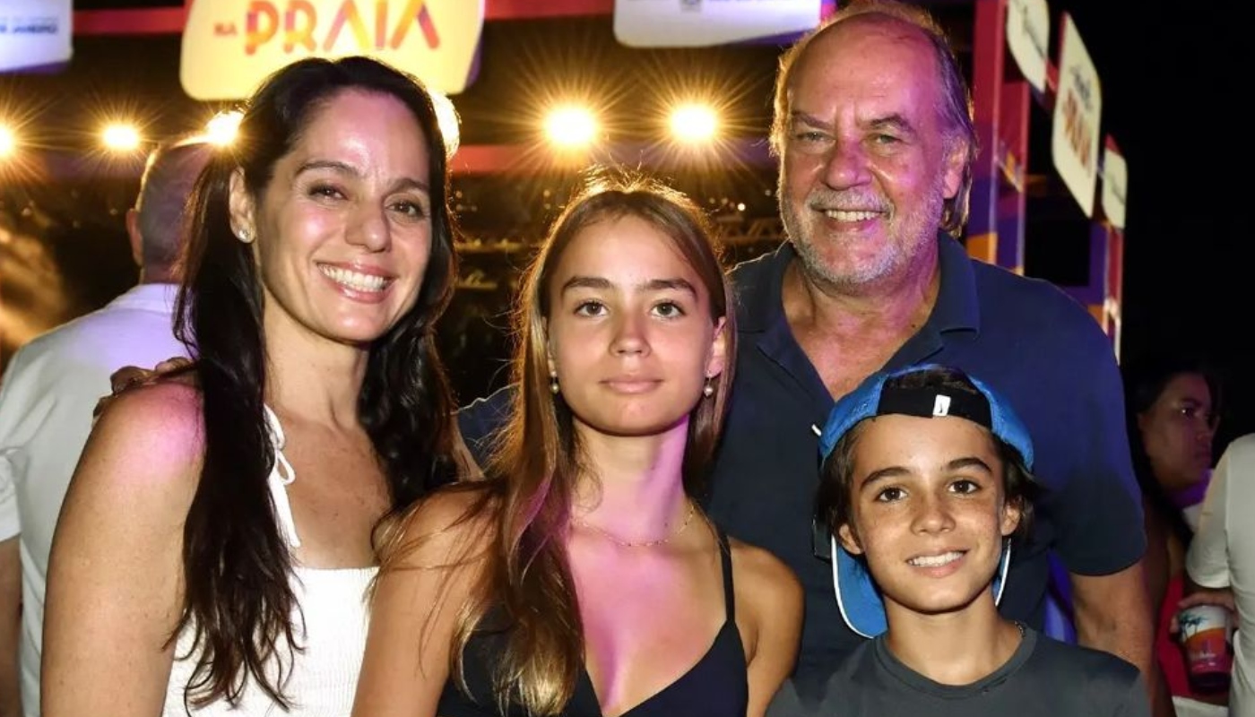 Claudia Mauro com o marido, Paulo César Grande, e os filhos, Carolina e Pedro