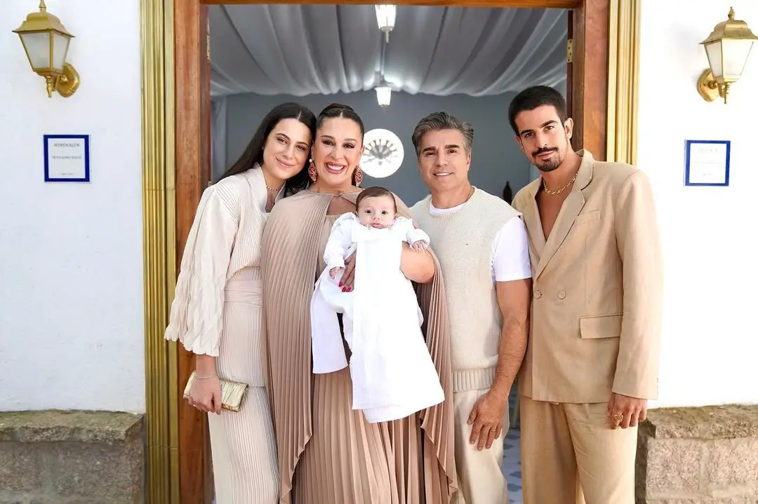 Claudia Raia e a família no batizado de Luca