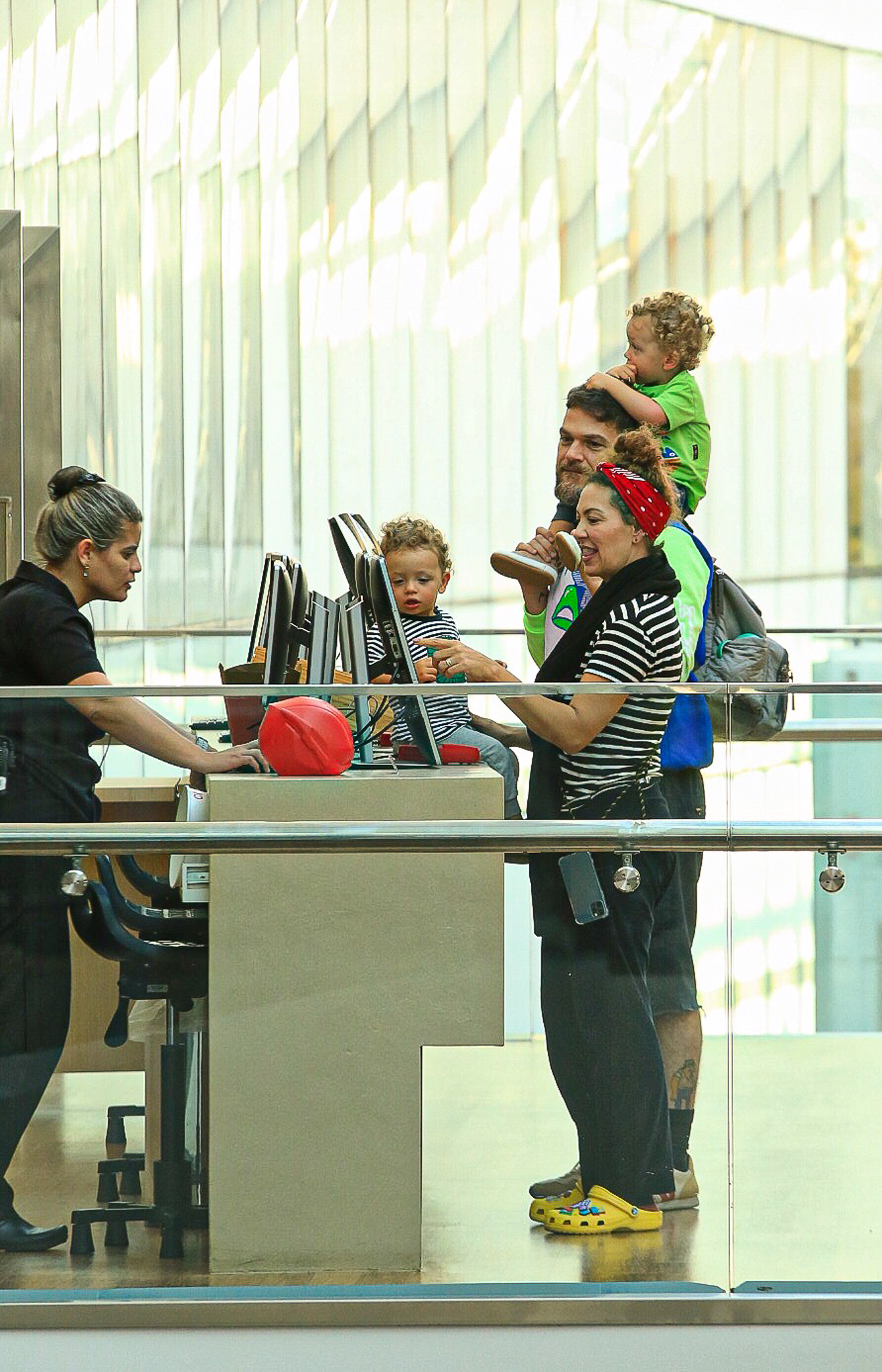 Emilio Dantas e Fabiula Nascimento com os filhos, Roque e Raul